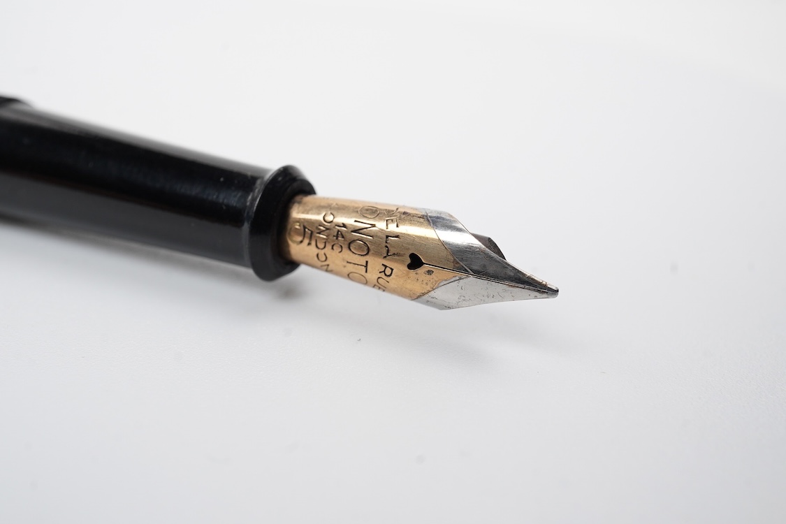 A De la Rue Onoto No.6234 piston fill fountain pen (working condition) in burgundy/black with DLR Onoto No.5 nib